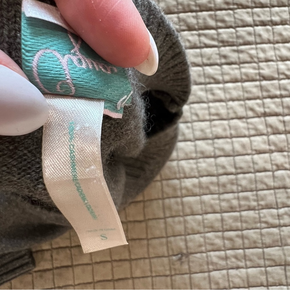 Bloomingdale’s Aqua 100% cashmere v-neck sweater S - Picture 3 of 3